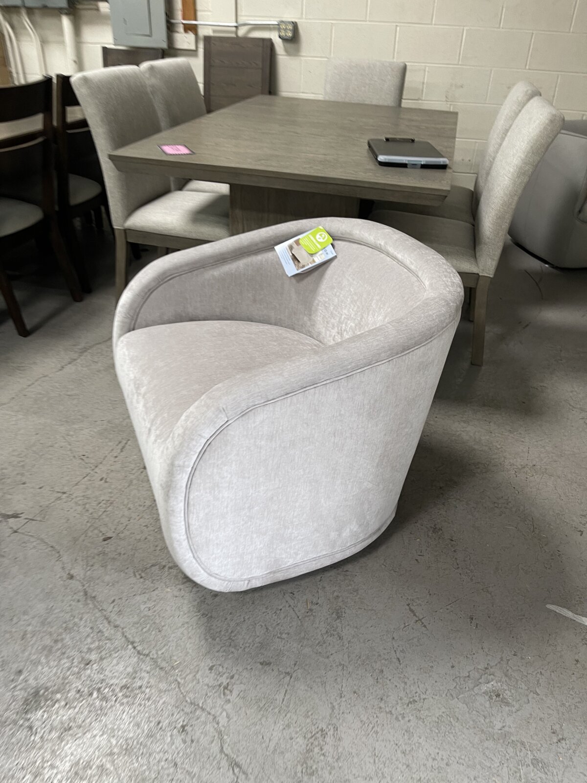 Henredon Aspen Hill Fabric Swivel Chair - Photo 2