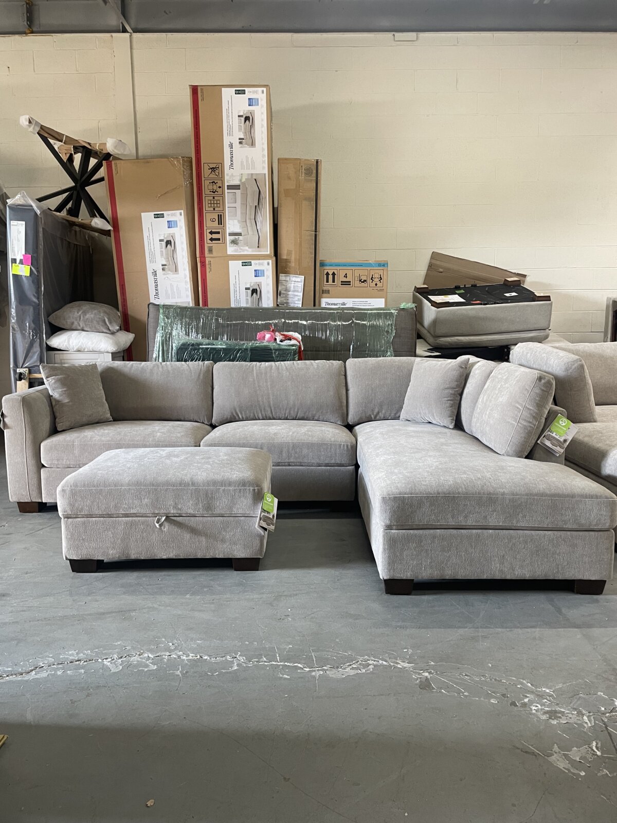 Thomasville Walsen Sectional With Storage Ottoman - Image 2