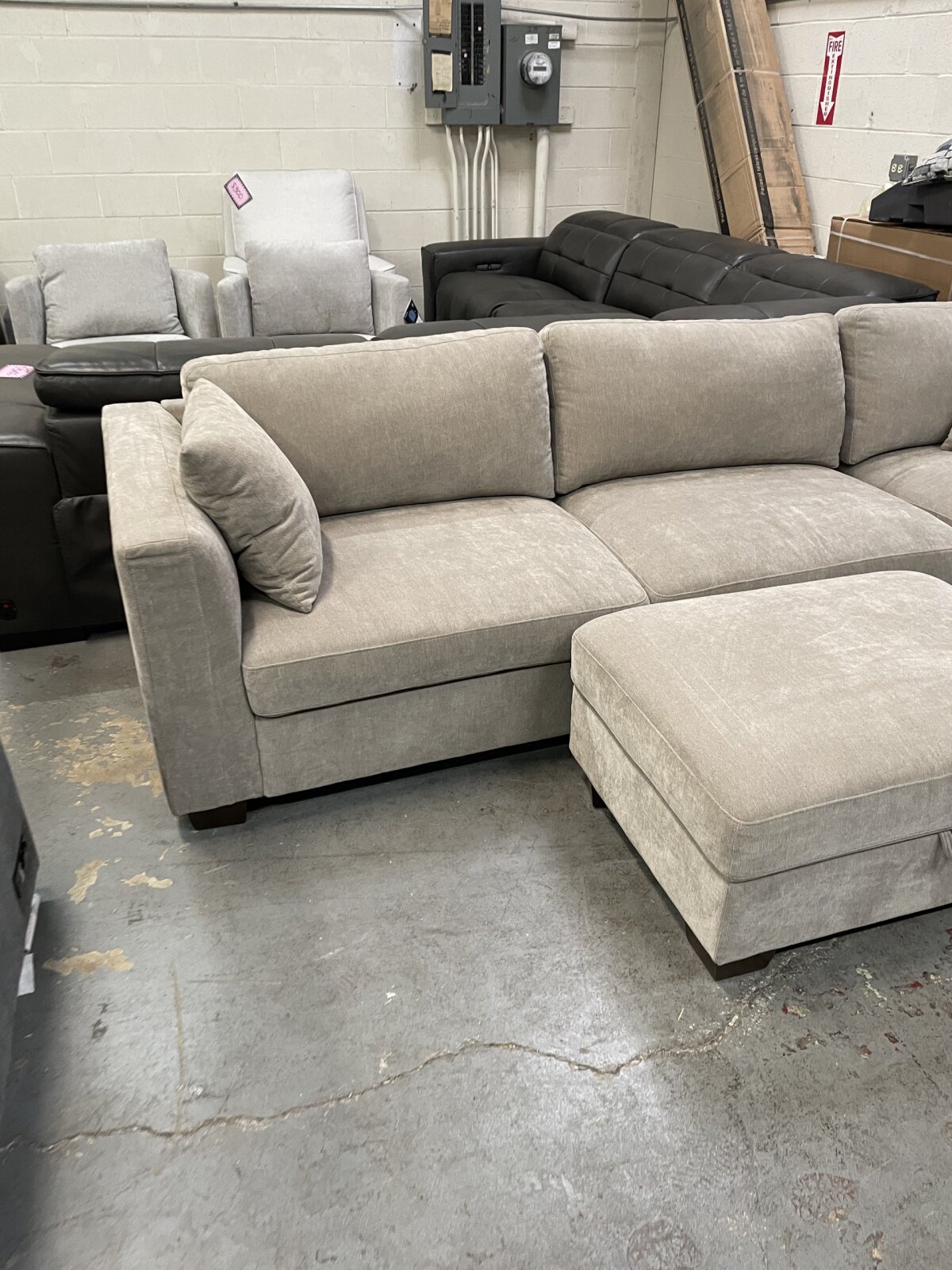 Thomasville Walsen Sectional With Storage Ottoman - Image 4