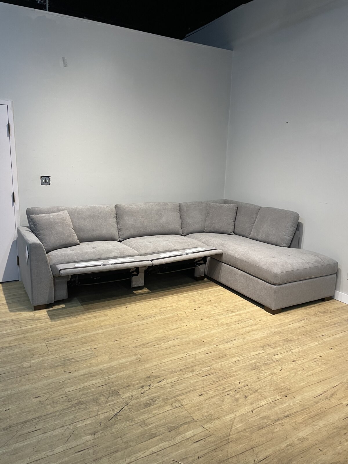 Thomasville Miles Fabric Sectional With Power Footrest - Image 2