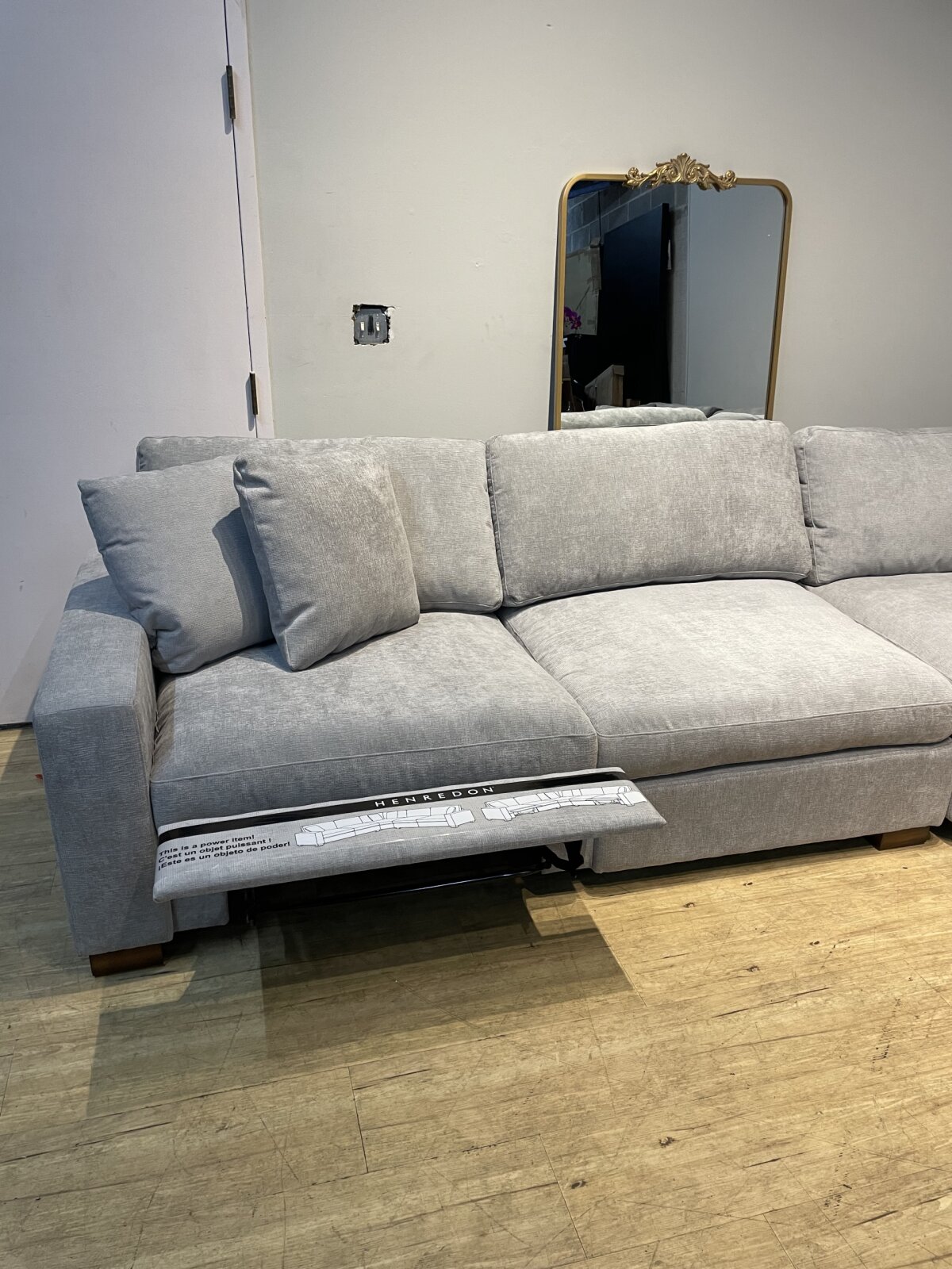 Henredon Selene 3 Piece Sectional With Power Footrests - Image 4