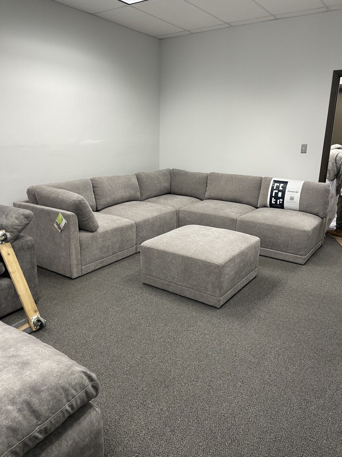 Thomasville Fallon Modular Sectional 6-piece Gray with Ottoman - Photo 2