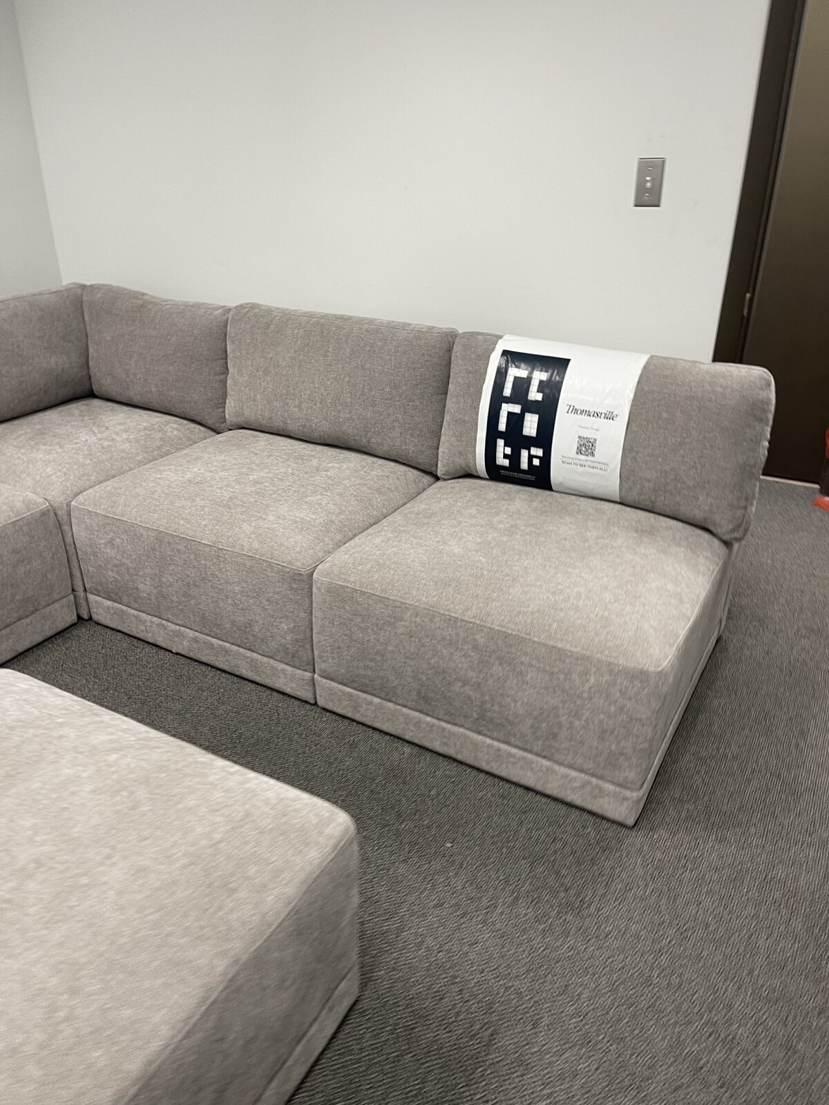 Thomasville Fallon Modular Sectional 6 Piece Gray With Ottoman - Image 5