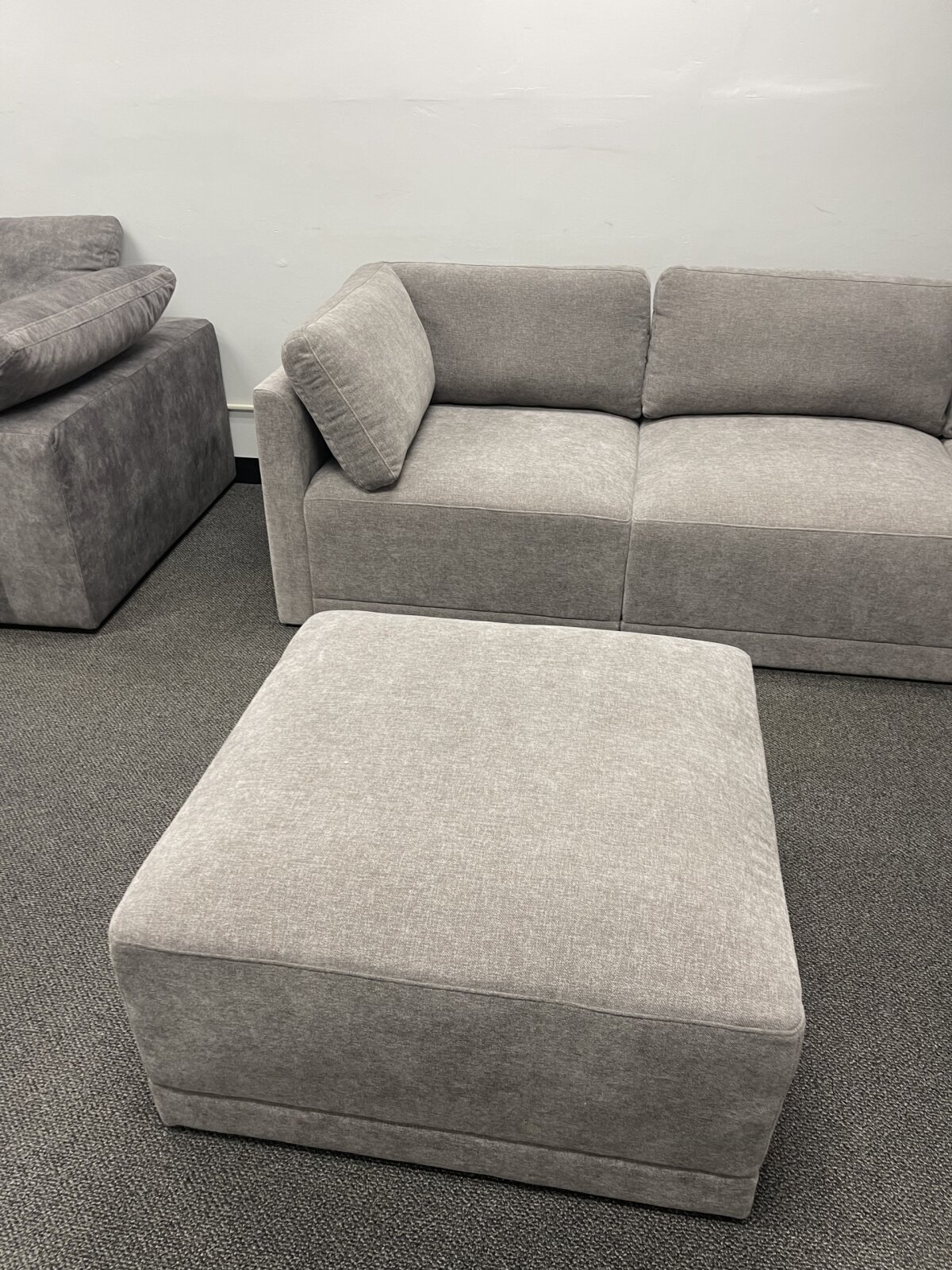 Thomasville Fallon Modular Sectional 6 Piece Gray With Ottoman - Image 7